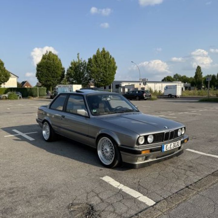 Tobi’s BMW E30 320i